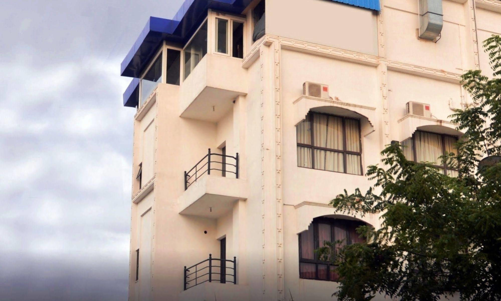 Genx Banjara Hill 1589 Hotel ไฮเดอราบัด ภายนอก รูปภาพ